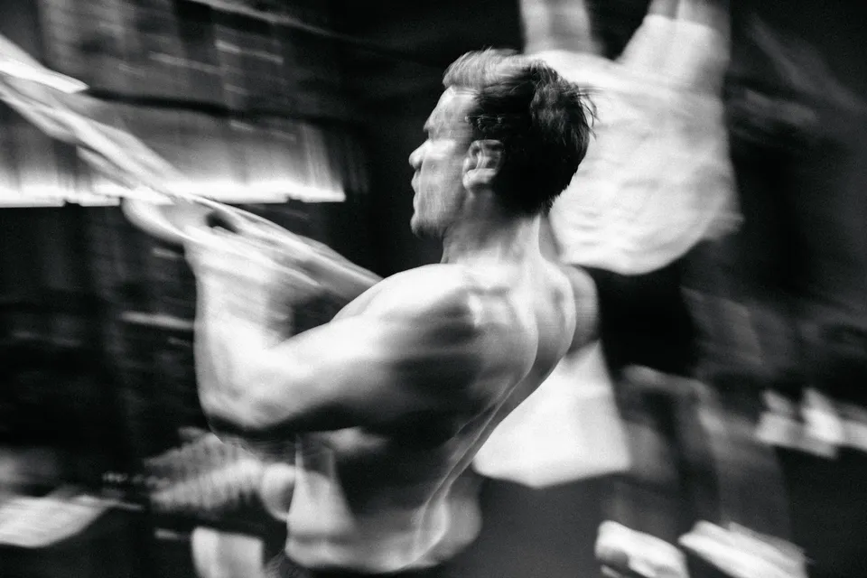 Athlète en mouvement, flou de vitesse en noir et blanc