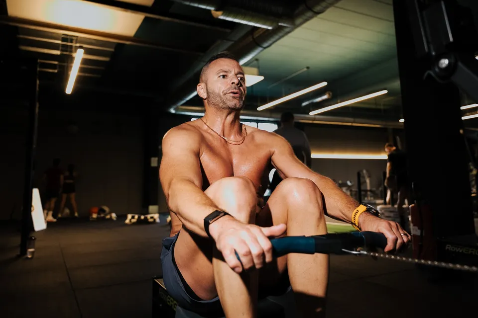 Athlète sur un rameur dans une salle de sport